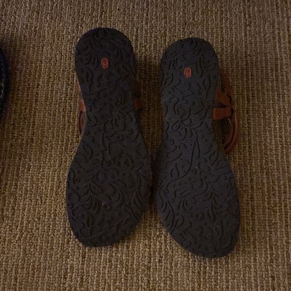 Teva Women's Tan Leather Sandals - Picture 7 of 10